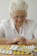 Seniorin mit Tabletten