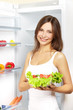 Foto: Young woman with healthy salad. Young woman with healthy salad.