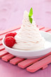 frisches Eis mit Himbeeren
