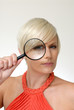Foto: Frau nimmt es unter die Lupe Frau nimmt es unter die Lupe