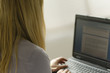 Photo: Junge Frau sitzt am Computer Junge Frau sitzt am Computer