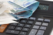 calculatrice, billets, tickets de caisse