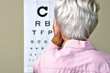 Seniorin macht Sehtest