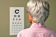 Seniorin macht Sehtest