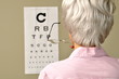 Seniorin macht Sehtest