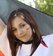 Fußballerin mit einer Deutschlandfahne und geschminkten Gesicht