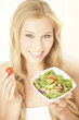 Blonde Frau mit Salat Blonde Frau mit Salat