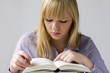 Photo: Junge attraktive Frau lernt mit Büchern Junge attraktive Frau lernt mit Büchern
