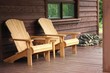 deux chaises adirondack sur patio de chalet dans le nord