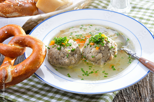 Foto: Bayerische Leberknödelsuppe Bayerische Leberknödelsuppe