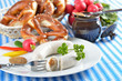 Bayerische Brotzeit mit frischen, warmen Weißwürsten