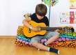 Kind übt Gitarre spielen