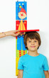 Kind wird gemessen