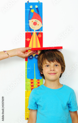 Foto: Kind wird gemessen Kind wird gemessen