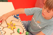 enfant jouant avec un jeu en bois