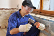 Handwerker mit Hammer und Meissel