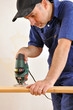 Handwerker mit Pendelstichsäge