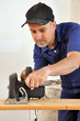 Handwerker mit Handkreissäge