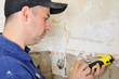 Handwerker mit Suchgerät