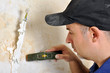 Handwerker mit Leitungsprüfer