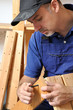 Handwerker bei Aufbau eines Regals