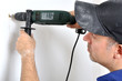 Handwerker mit Bohrmaschine