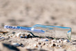 Flaschenpost im Sand
