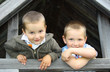 Kleinkinder am Spielplatz