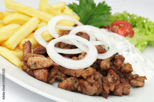 Foto: Pfannegyros mit Pommes frites und Tsatsiki Pfannegyros mit Pommes frites und Tsatsiki