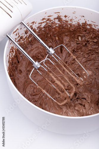 Foto: studio-shot of kneading dough for a cake with a a mixer. studio-shot of kneading dough for a cake with a a mixer.