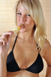 Junge Frau im Bikini isst Eis