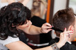 friseurin schneidet mann die haare
