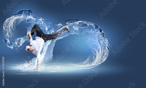 Foto: Street dancer in a white shirt Street dancer in a white shirt
