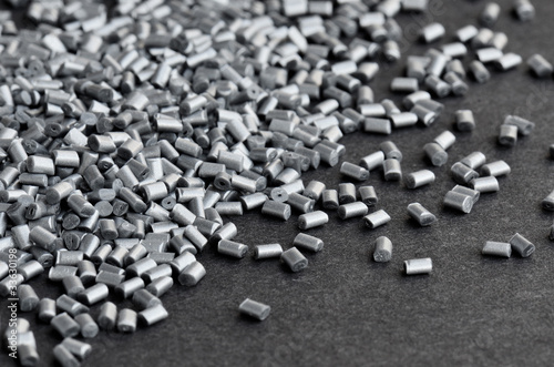 Photo: silbermetallisches Kunststoffgranulat silbermetallisches Kunststoffgranulat