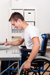 gehbehinderter mann am arbeitsplatz