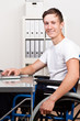 behinderter junger mann am arbeitsplatz