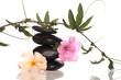 Galets empilés avec passiflore et petites fleurs