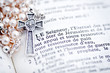 Chapelet sur page de la bible