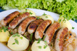 Nürnberger Bratwürste mit Petersilienkartoffeln auf Sauerkraut