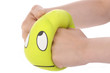 enfant écrasant boule anti stress