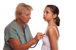 Photo: Médecin osculte patiente Médecin osculte patiente