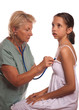 Médecin écoute le coeur de la patiente Médecin écoute le coeur de la patiente