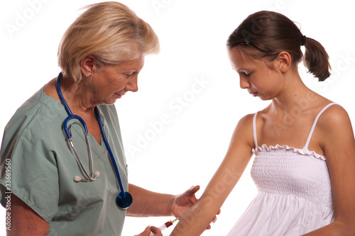 Photo: Médecin injecte médicament à une jeune fille Médecin injecte médicament à une jeune fille