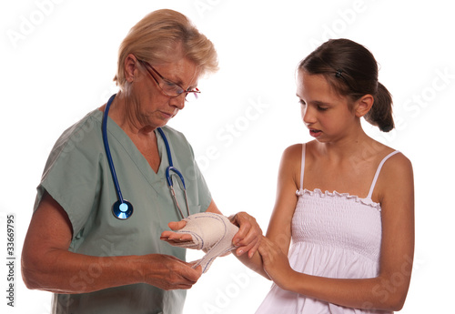 Photo: femme médecin soignant une jeune fille femme médecin soignant une jeune fille