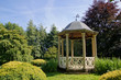 Kiosque en bois dans les jardins du Château de Vendeuvre