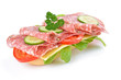 Garniertes Salamibrötchen