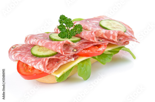 Foto: Garniertes Salamibrötchen Garniertes Salamibrötchen