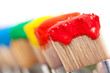 Pinceaux peintures multicolores 
