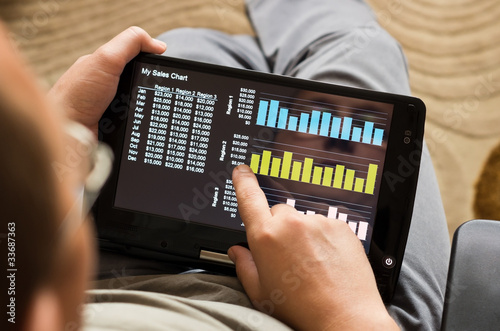 Foto: sales chart on tablet-pc sales chart on tablet-pc
