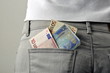 Foto: Euros fallen aus Hosentasche Euros fallen aus Hosentasche